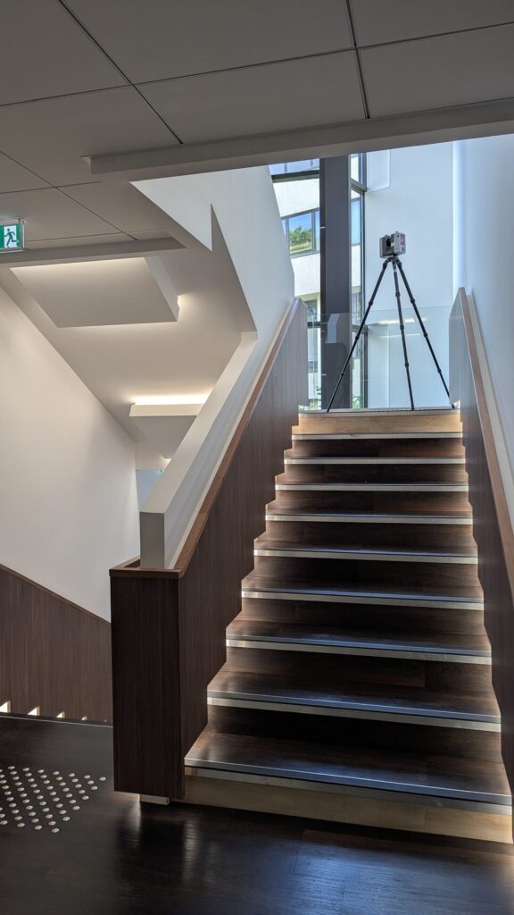 Scanner laser sur la mezzanine en haut d’un escalier, Bois-Guillaume
