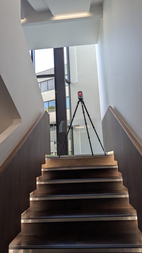 Scanner laser en haut d’un escalier en bois, immeuble de bureaux à Bois-Guillaume