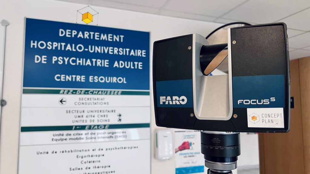 Scanner laser FARO Focus devant la signalétique du Centre Esquirol, CHU de Caen