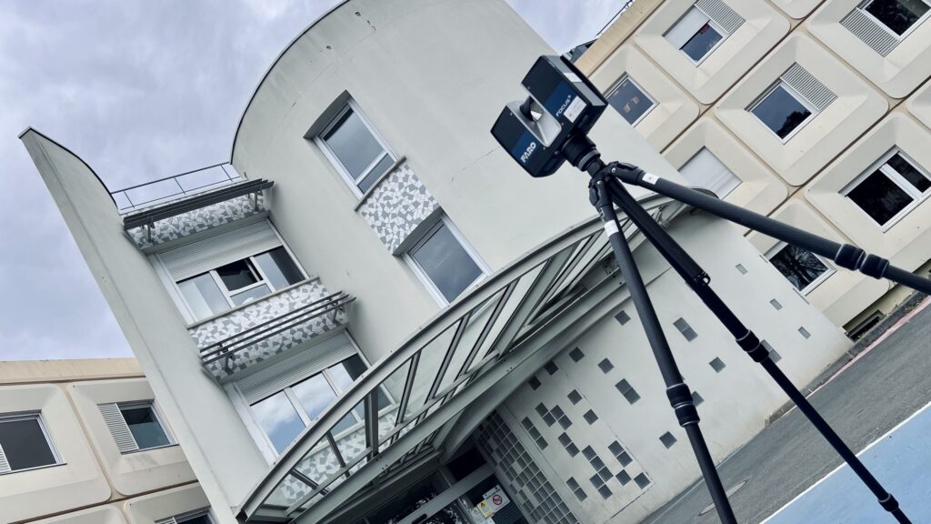 Scanner laser devant l’entrée vitrée du Centre Esquirol, CHU de Caen
