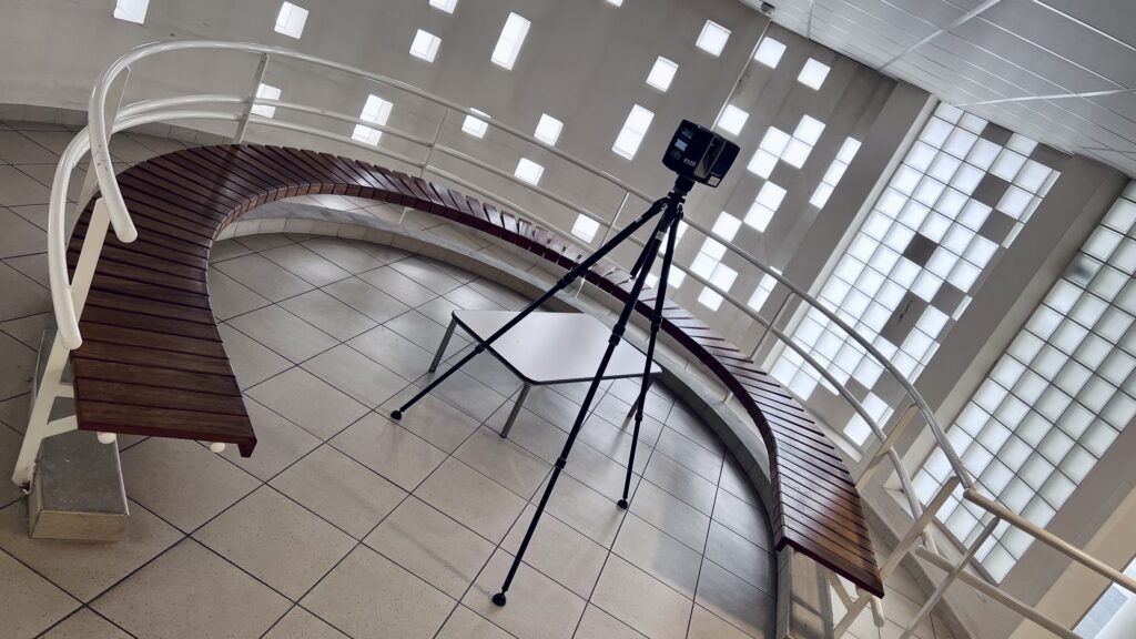 Scanner laser dans le hall du Centre Esquirol, au pied de l’escalier