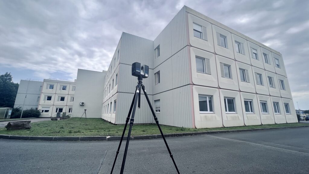 Station du scanner laser devant un bâtiment du Centre Esquirol, CHU de Caen