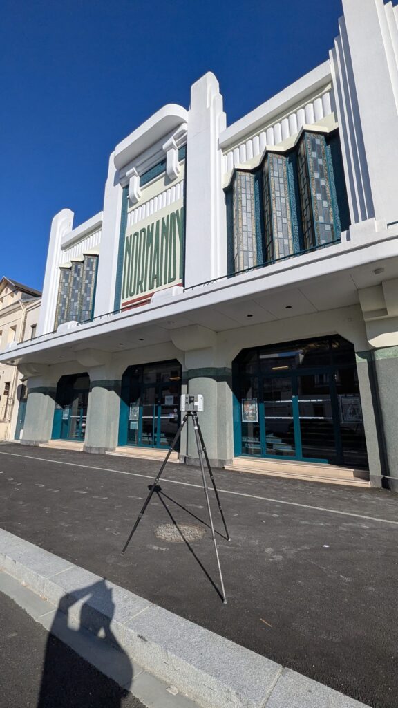 Scanner laser devant la façade Art déco du théâtre Le Normandy, Le Havre