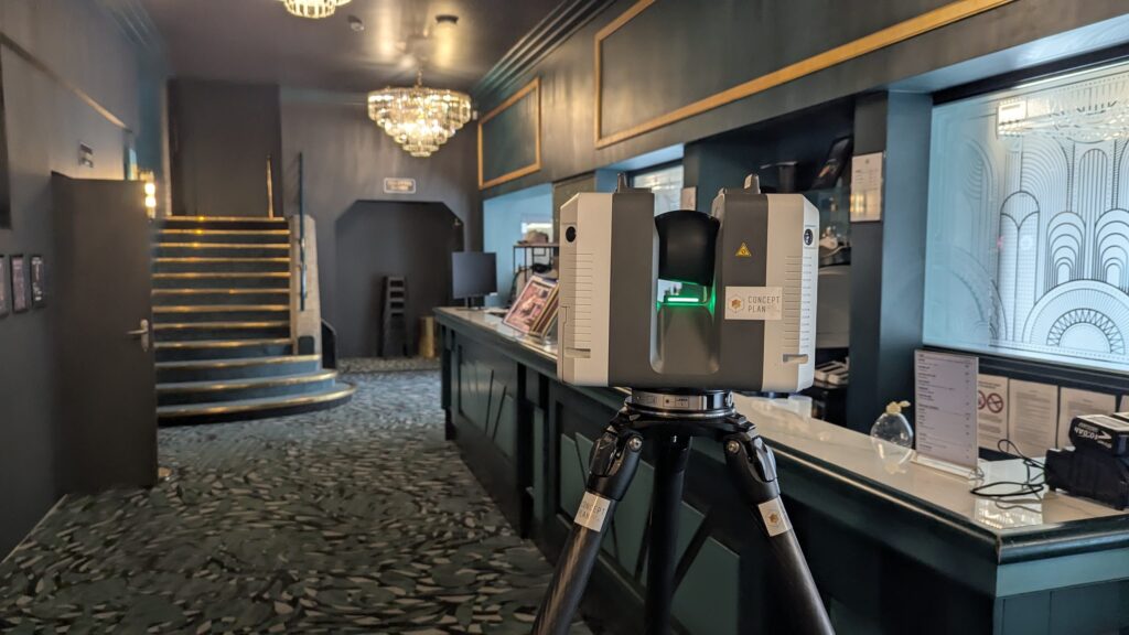 Scanner laser devant la banque d’accueil du hall du théâtre Le Normandy