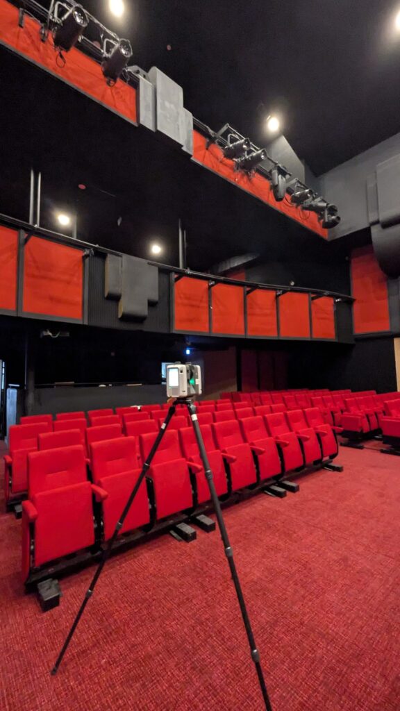 Scanner laser dans la salle du théâtre Le Normandy, sous le balcon technique
