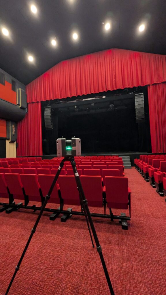 Scanner laser face à la scène et au rideau rouge du théâtre Le Normandy