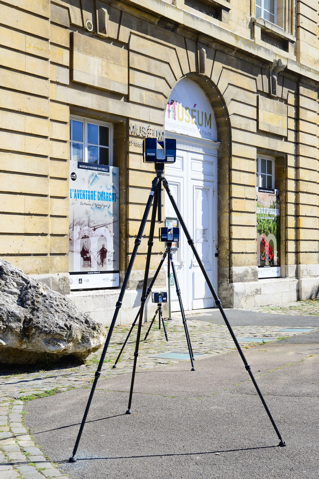 Scanner laser devant l’entrée d’un musée à Cherbourg-en-Cotentin
