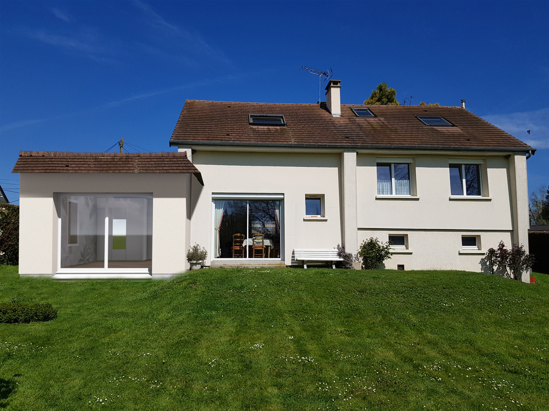 La même maison avec son extension à toit plat, insérée dans le site