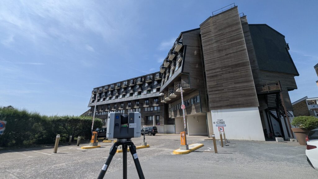 Scanner laser face au bardage en bois d’un immeuble des Marinas