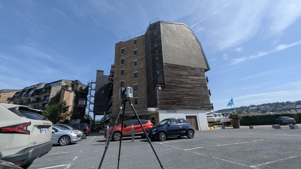 Scanner laser sur le parking face à un immeuble des Marinas à Deauville