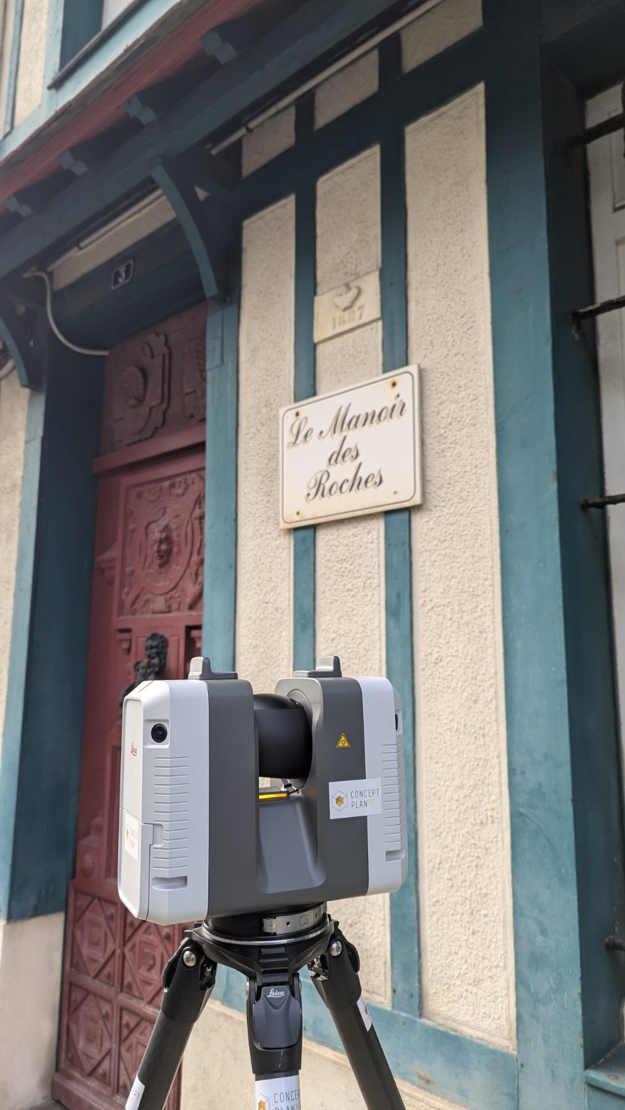 Scanner laser devant la porte d’entrée du Manoir des Roches