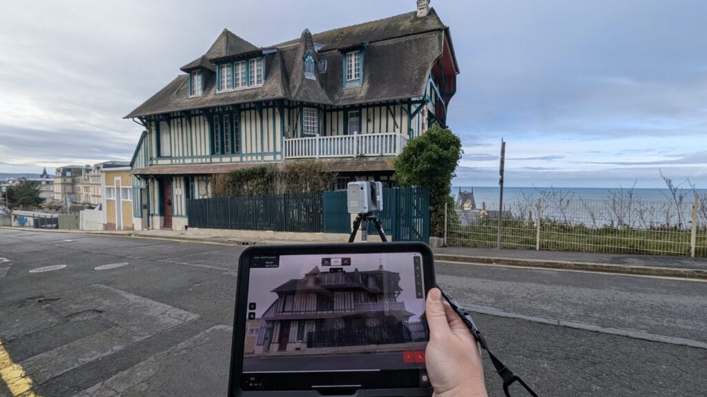 Scanner laser et tablette devant le Manoir des Roches, face à la mer