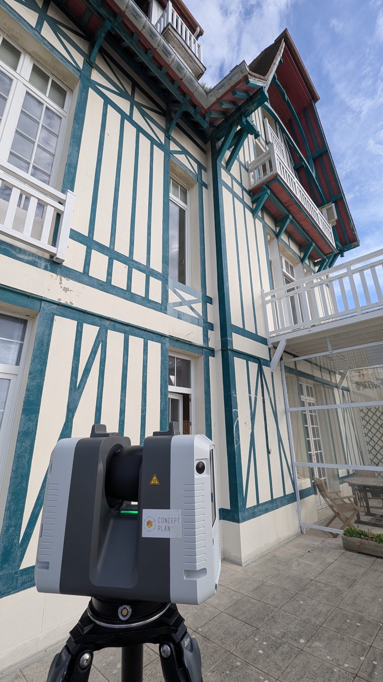 Façade à colombages du Manoir des Roches à Trouville-sur-Mer, relevée de près