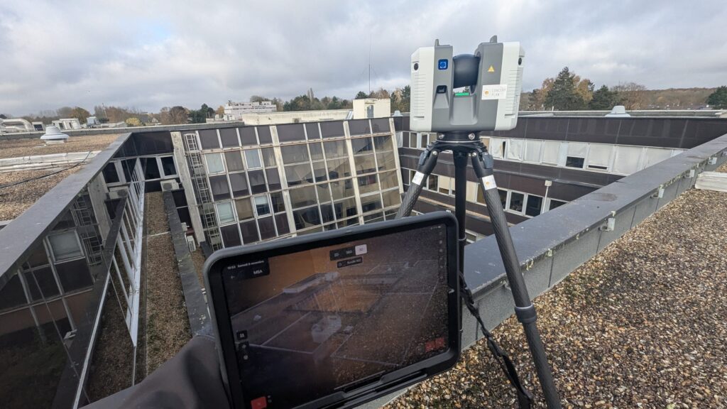 Scanner laser sur la toiture terrasse du siège de la MSA à Bois-Guillaume