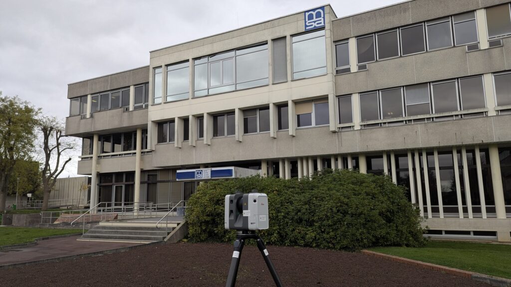 Scanner laser Leica face à la façade principale du siège de la MSA