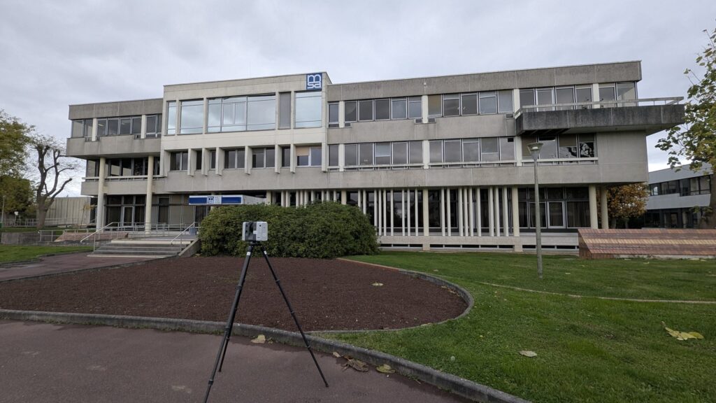 Scanner laser Leica devant le siège de la MSA à Bois-Guillaume, vue d’ensemble