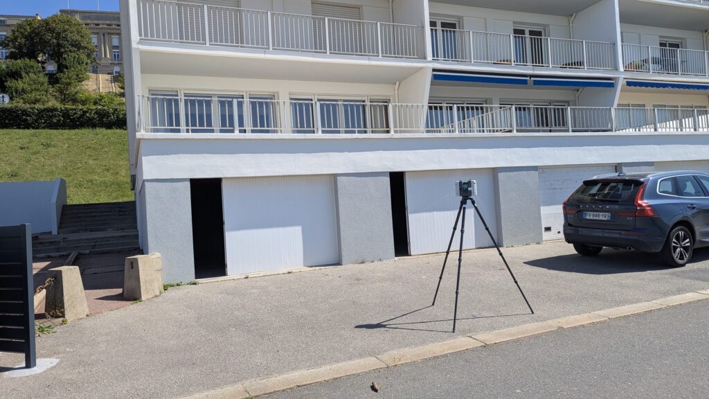 Scanner laser devant les garages d’une résidence en bord de mer