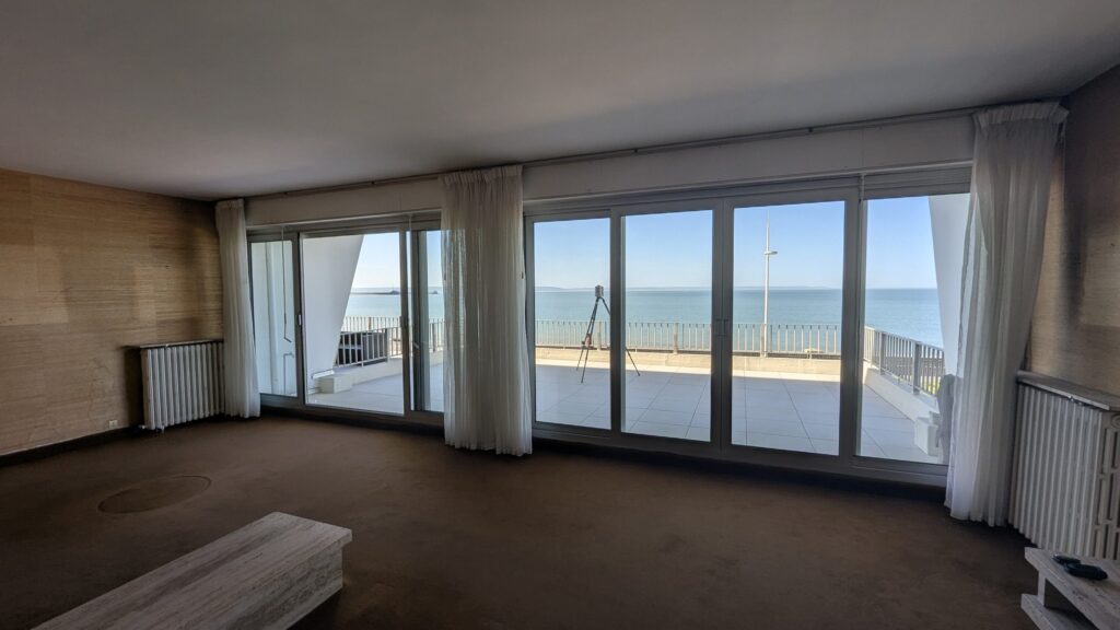 Séjour vide face à la mer, appartement relevé avant travaux