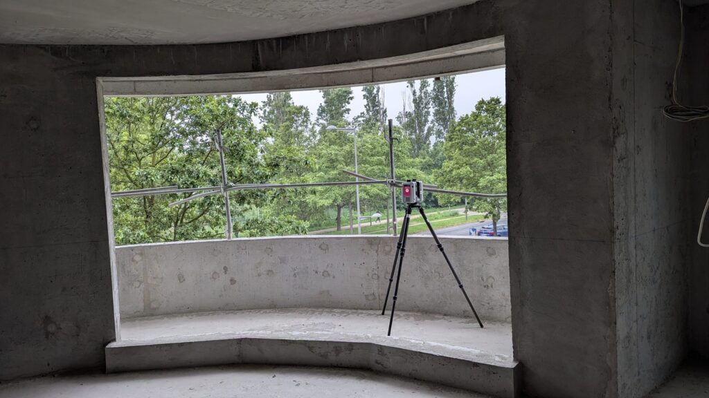Scanner laser devant une baie courbe en béton brut, Aulnay-sous-Bois