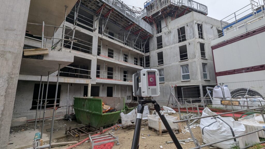 Scanner laser dans la cour d’un chantier de logements, Aulnay-sous-Bois