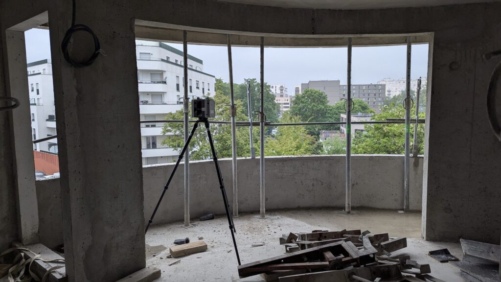 Scanner laser dans un séjour à baies vitrées en construction, Aulnay-sous-Bois