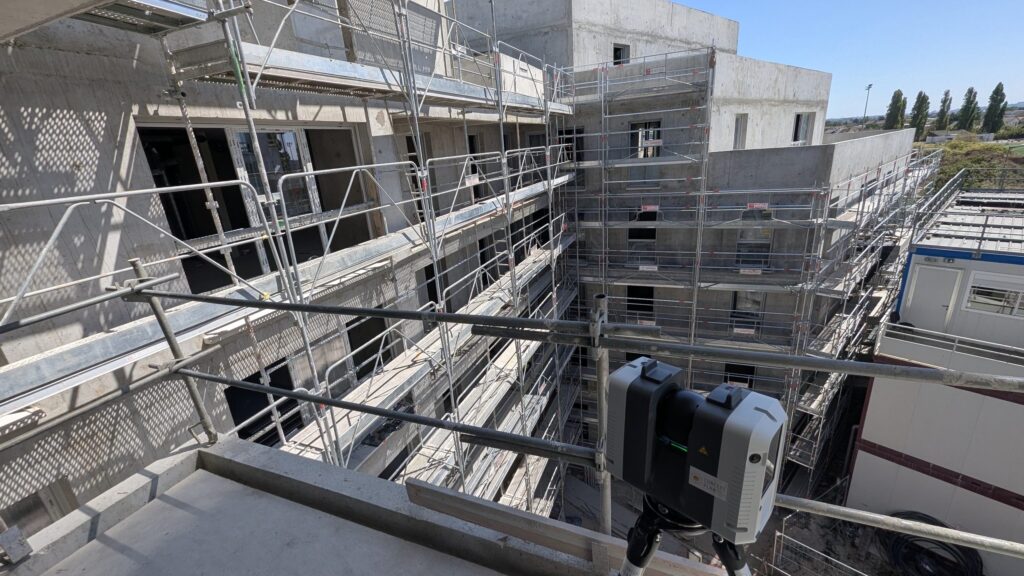 Scanner laser sur une terrasse entre deux immeubles en construction, Aulnay-sous-Bois
