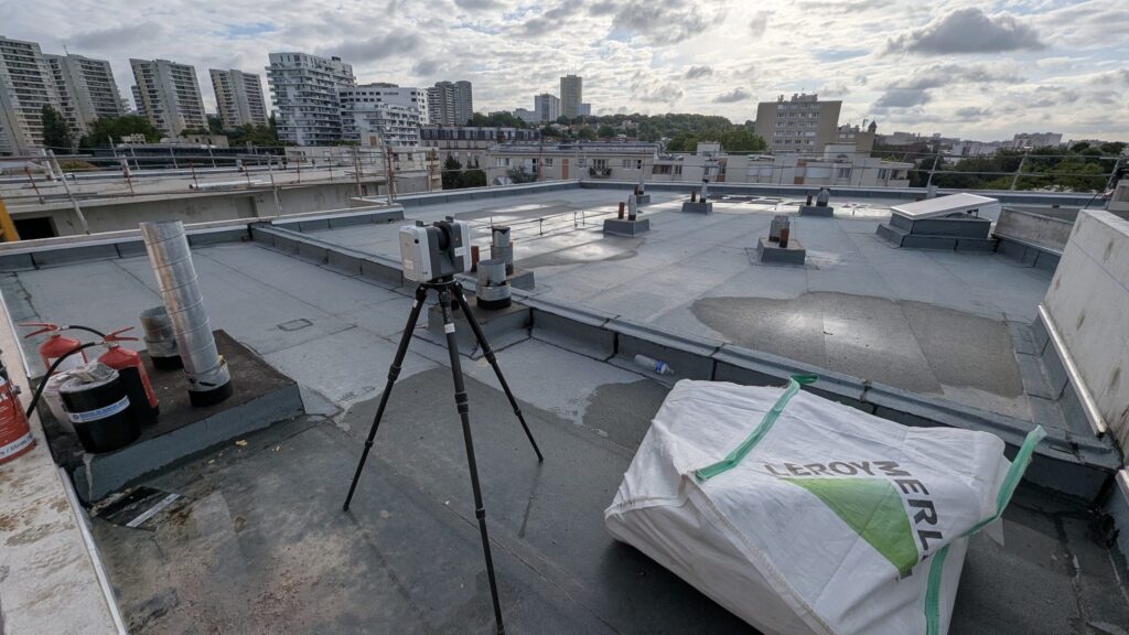 Scanner laser sur une toiture-terrasse avec vue sur l’Est parisien, Bagnolet