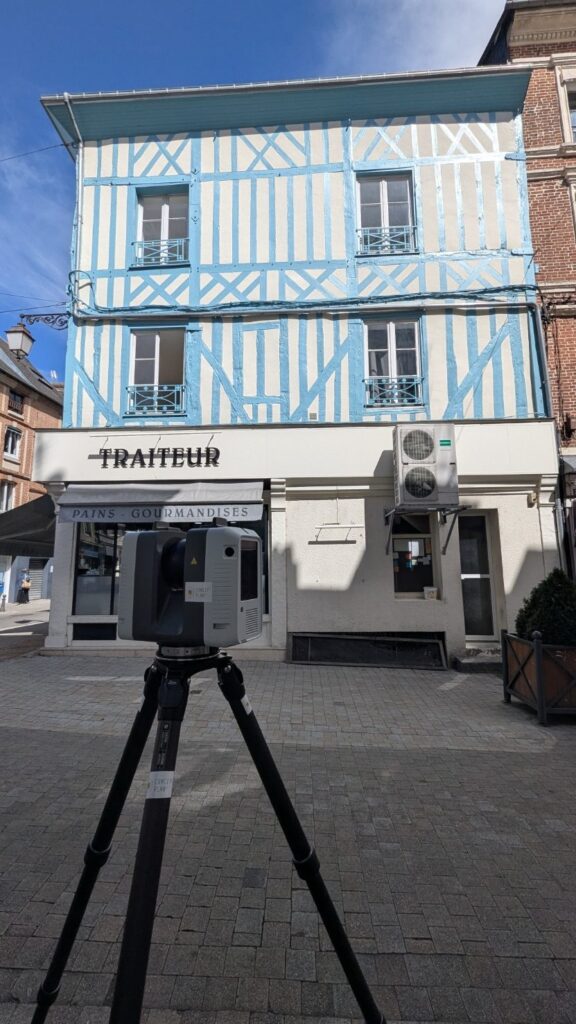 Scanner laser devant la façade à colombages bleus d’une boulangerie à Bernay