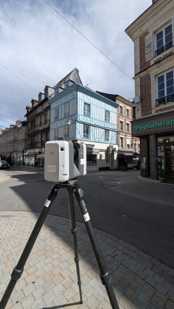 Scanner laser au premier plan devant une boulangerie à colombages, Bernay