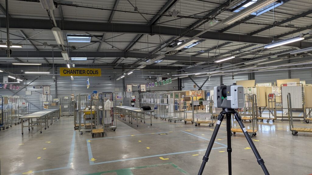 Scanner laser sous la charpente métallique d’un centre de tri de colis
