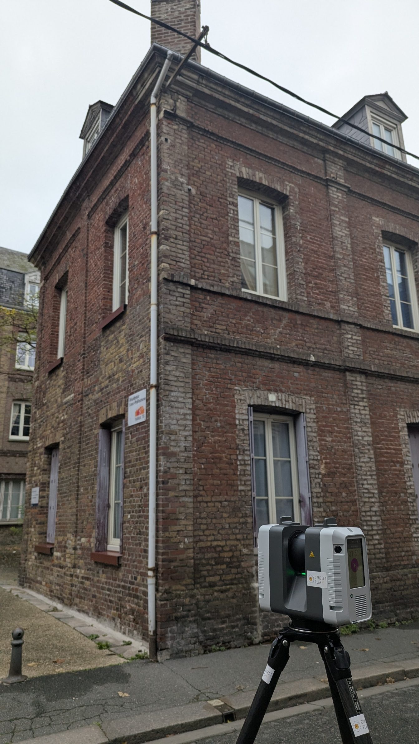 Angle d’un immeuble en brique à Dieppe, relevé de près