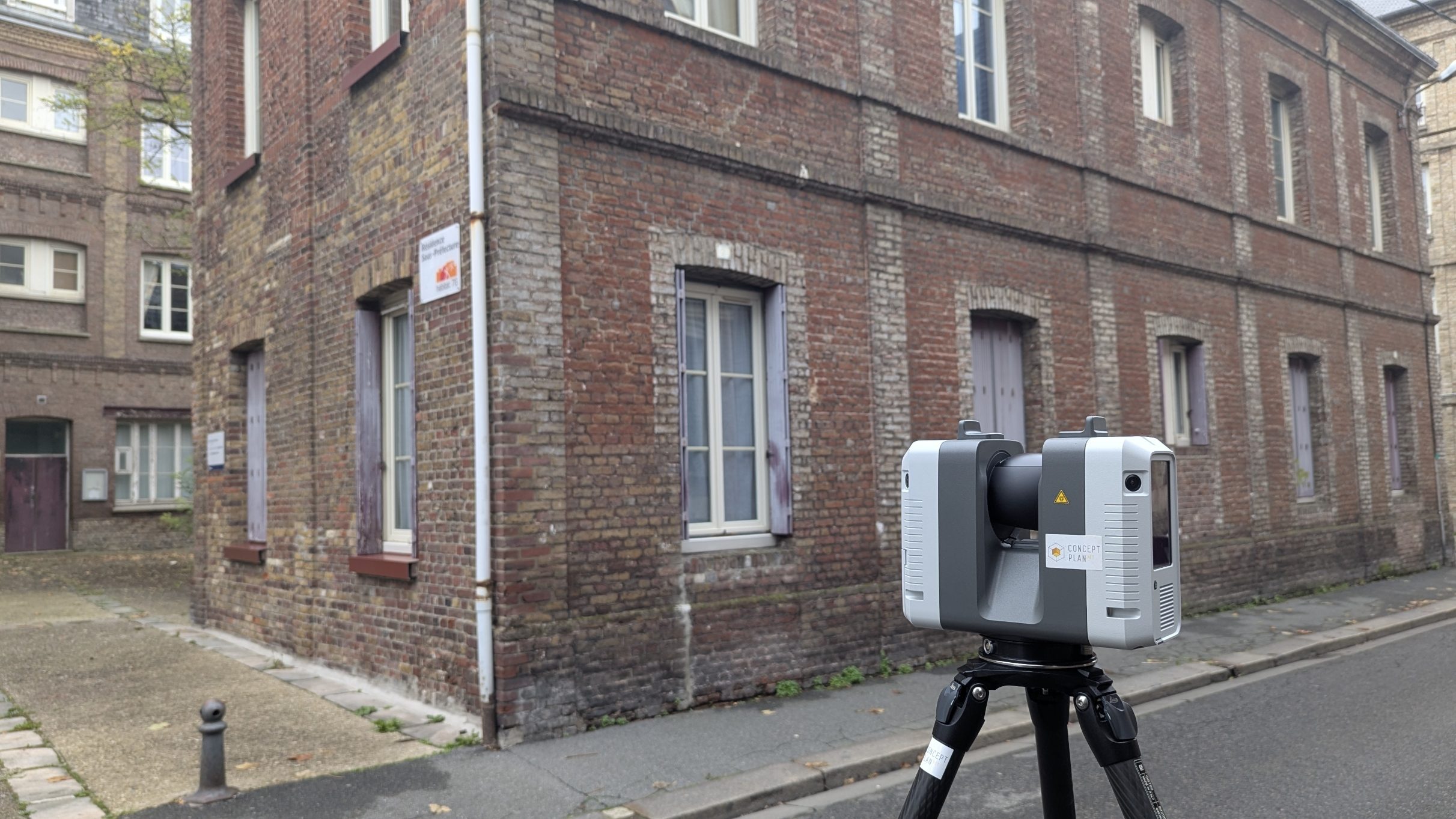 Immeuble en brique à Dieppe, relevé depuis la rue
