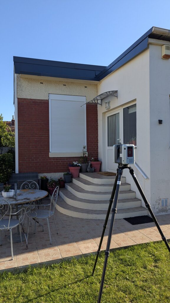 Scanner laser au pied du perron d’une maison avant extension
