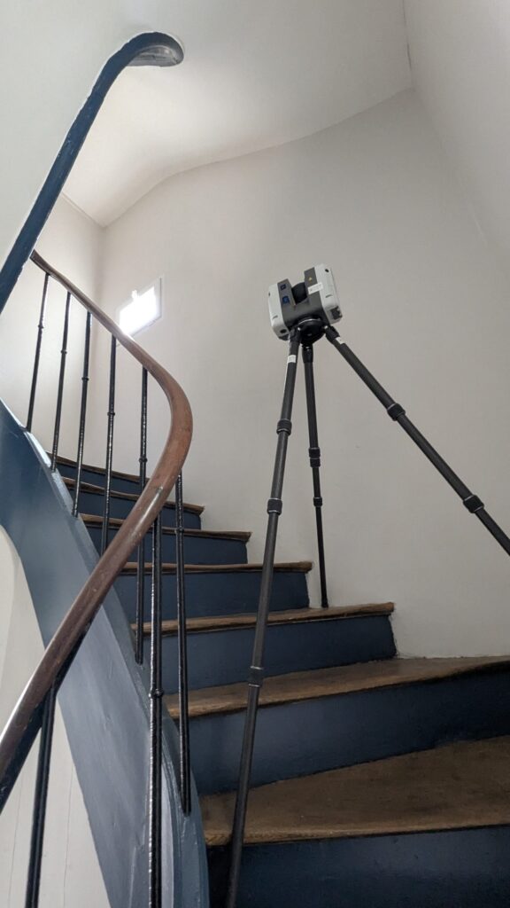 Scanner laser sur un palier d’escalier à rampe en bois, immeuble au Havre