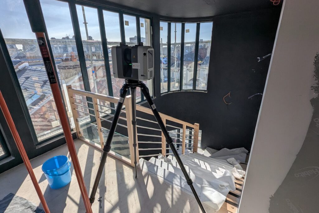 Scanner laser en haut d’un escalier devant de grandes baies vitrées, théâtre Le Normandy, Le Havre
