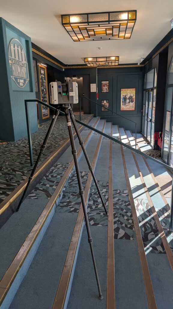 Scanner laser sur les marches d’un large escalier sous les plafonniers, théâtre Le Normandy, Le Havre
