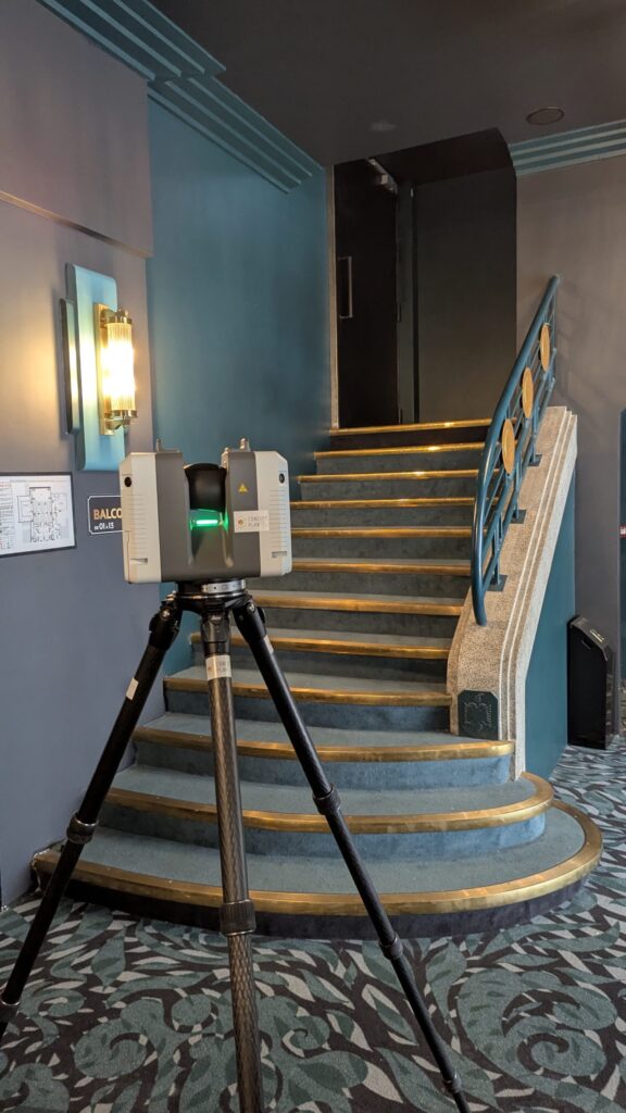 Scanner laser devant un escalier à moquette et nez de marche dorés, théâtre Le Normandy, Le Havre