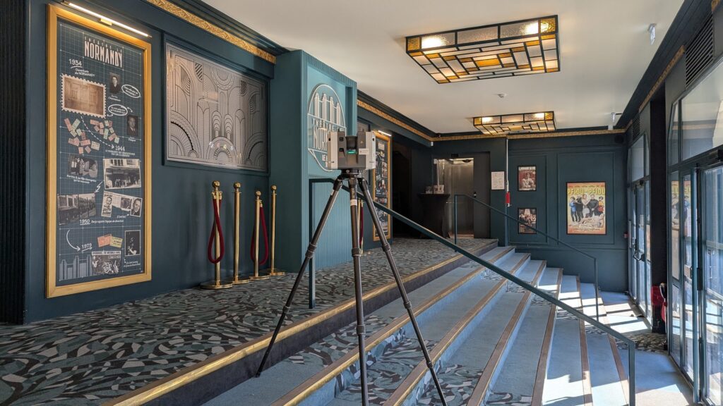 Scanner laser dans le hall au pied d’un large escalier, théâtre Le Normandy, Le Havre