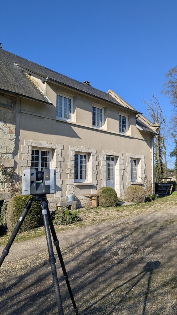 Scanner laser à l’angle d’une maison en pierre