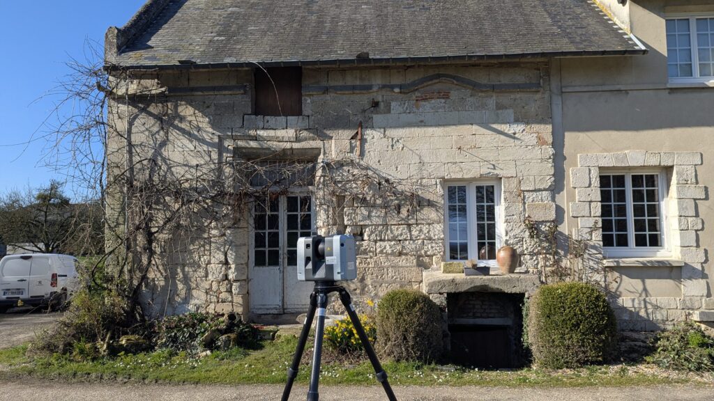 Scanner laser devant l’entrée d’une maison en pierre