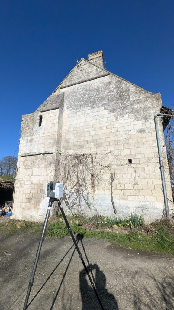 Scanner laser au pied du pignon en pierre d’une maison ancienne