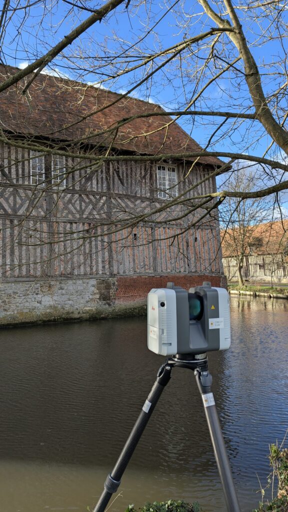 Scanner laser au bord des douves du manoir de Coupesarte