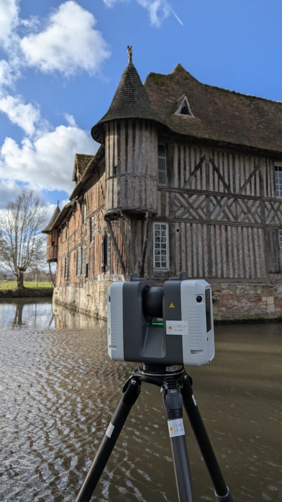 Scanner laser devant la tourelle du manoir de Coupesarte