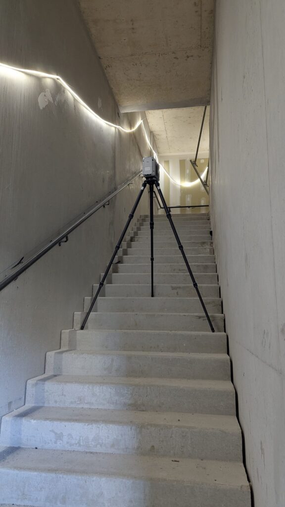 Scanner laser en haut d’une volée droite d’escalier en béton, Meulan