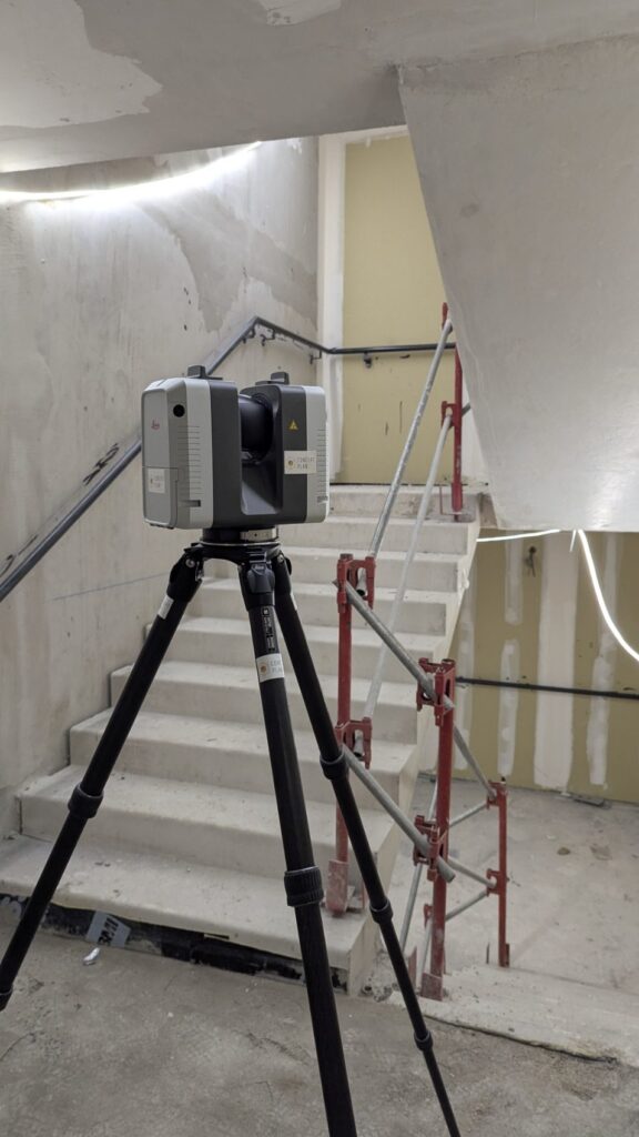 Scanner laser sur un palier d’escalier en béton, Meulan