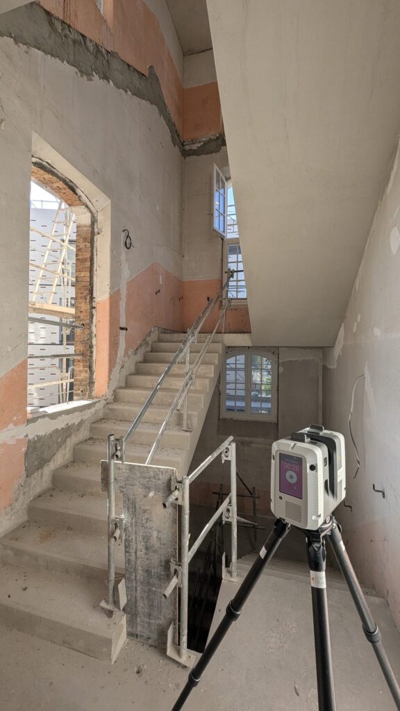 Scanner laser dans une cage d’escalier à fenêtres cintrées, Montreuil