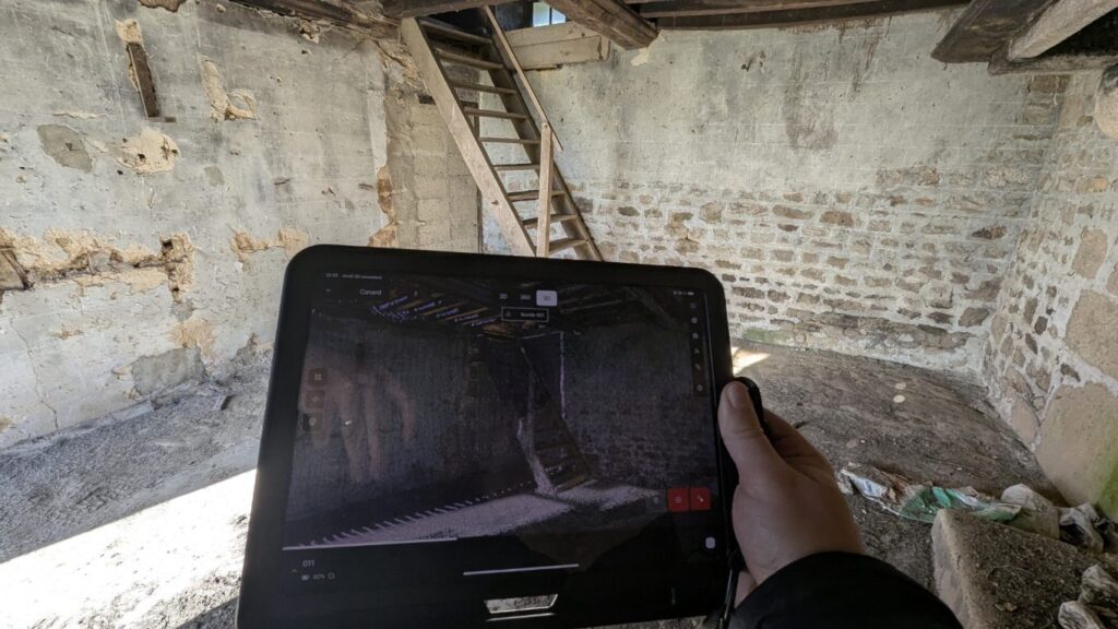 Nuage de points sur tablette à l’intérieur d’une grange à rénover