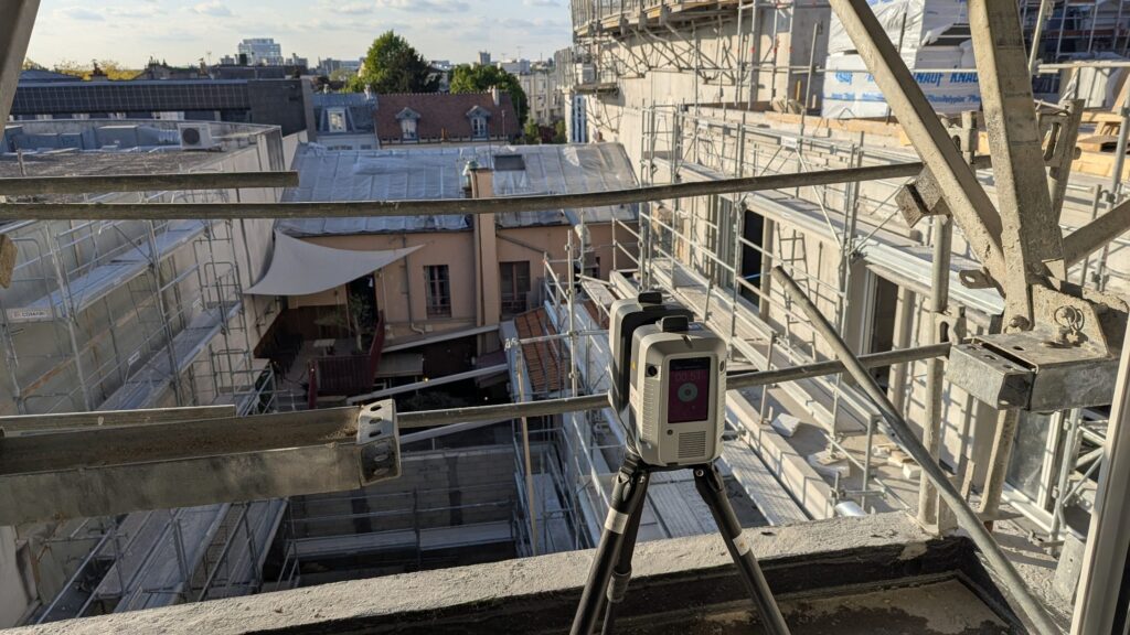 Scanner laser sur un échafaudage au-dessus de la cour, Rueil-Malmaison