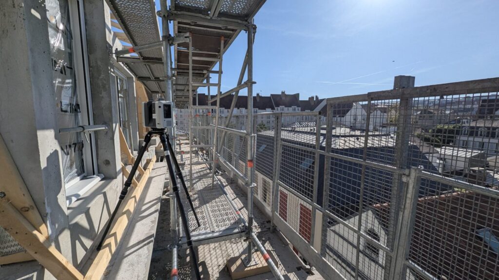 Scanner laser sur la passerelle d’un échafaudage, Rueil-Malmaison