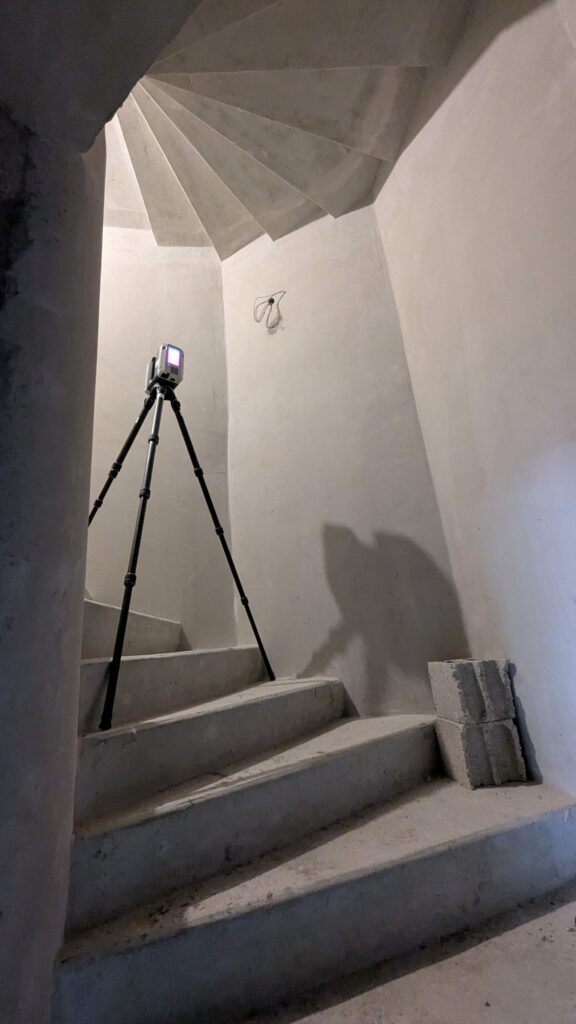 Scanner laser au pied d’un escalier hélicoïdal en béton, Rueil-Malmaison